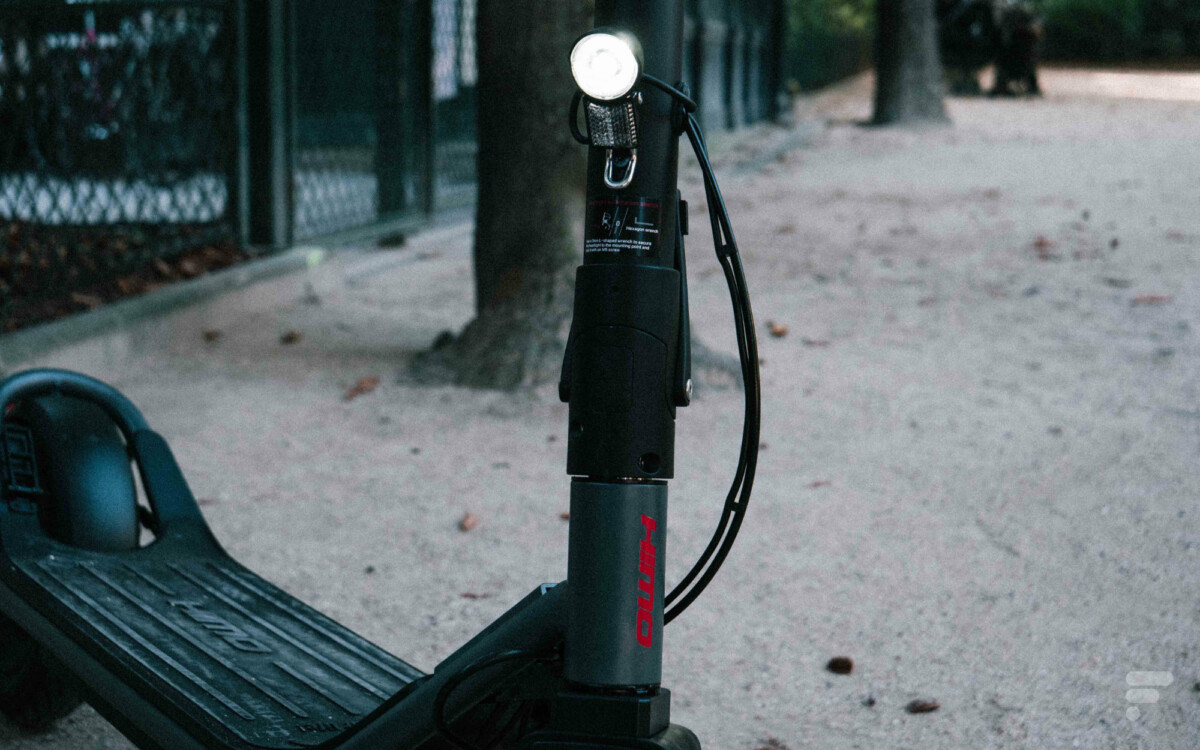 La lampe est un peu basse et les câbles apparents