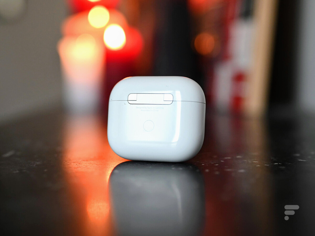 Le bouton d'appairage au dos du boîtier des AirPods 3 d'Apple