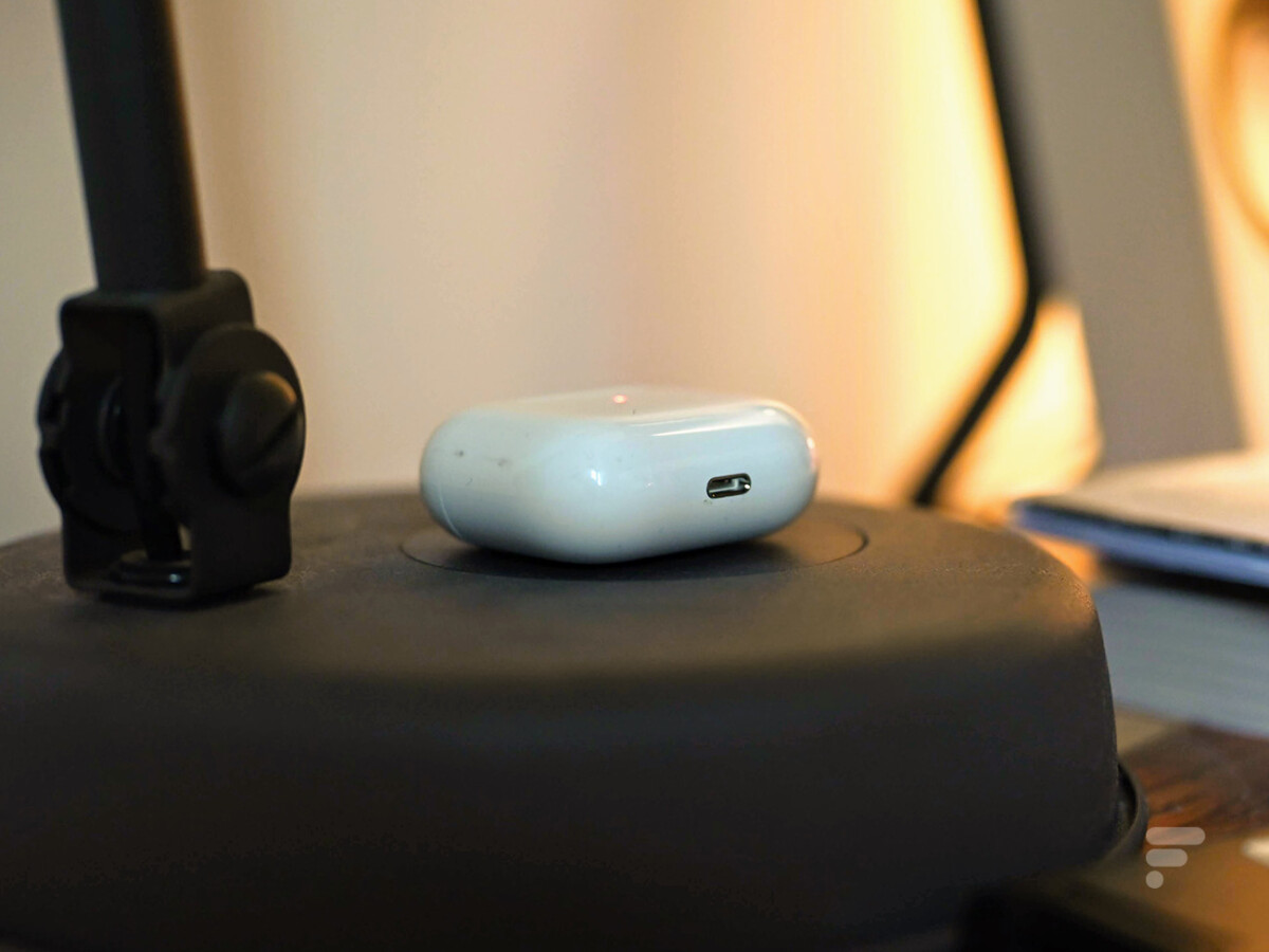 Les AirPods 3 peuvent se charger à l'aide d'une base à induction