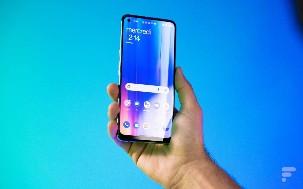 Le OnePlus Nord CE 2 tenu en main