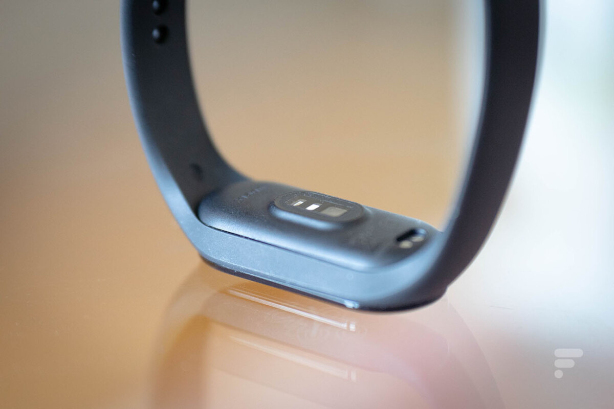 Le capteur de fréquence cardiaque au dos du Xiaomi Mi Smart Band 7