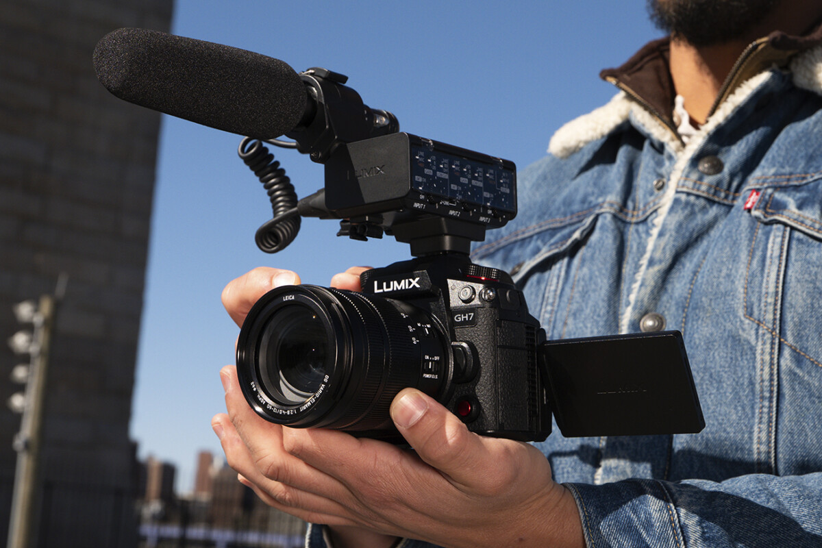 Le Panasonic Lumix GH7 avec l'accessoire DMW-XLR2