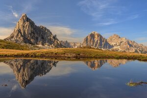 Italian Serenity Rocks And Reflections In The Clouds Wallpaper