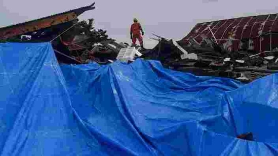 An Indonesian search and rescue personnel inspects a collapsed building following an earthquake in Mamuju, West Sulawesi province, Indonesia on January 16.(Sigid Kurniawan / Antara Foto via REUTERS)