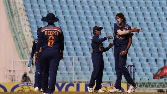 Jhulan Goswami picked up a 4-wicket haul in the 2nd ODI against South Africa in Lucknow(Twitter)
