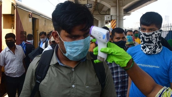 A traveller undergoes thermal screening upon his arrival at Dadar Railway station, in Mumbai, on March 10. Maharashtra on March 11 recorded a 154-day high (since October 8), in terms of Covid-19 infections, with 14,317 fresh cases, taking its tally to 2,266,374, HT reported.(Bhushan Koyande / HT Photo)