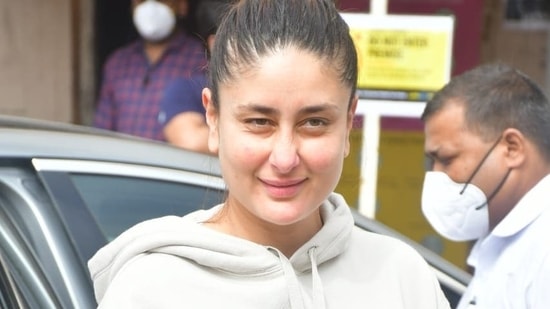Kareena Kapoor spotted by the paparazzi.