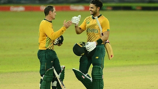 Quinton de Kock (L) and Reeza Hendricks celebrate South Africa's win.&nbsp;(Getty)