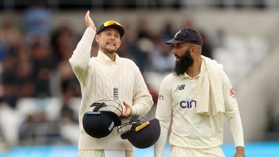 Joe Root (L) and Moeen Ali (R)