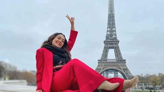 The weather in Paris is currently 6 degrees Celsius and cloudy but braving the cold in ‘the City of Love’ is Bollywood singing sensation Neha Kakkar who delayed winters single-handedly with her smoking hot look in a red outfit as she soaked in the love vibes and posed before the foggy Eiffel Tower.(Instagram/nehakakkar)