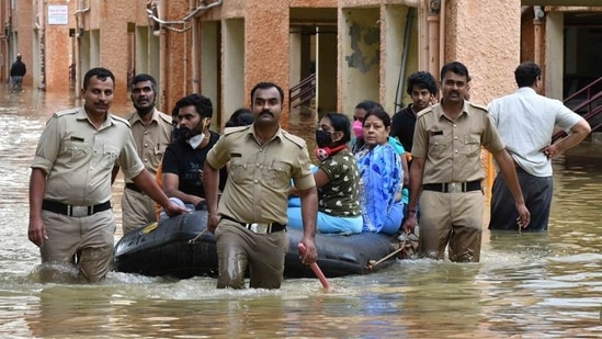 Incessant rainfall in Tamil Nadu, Karnataka, Kerela and Andhra Pradesh has disrupted normal life of the people of the states. Crops have been damaged, buildings collapsed, several humans and animals have lost their lives as floods battered these south Indian states.(HT Photo/Samuel Rajkumar)