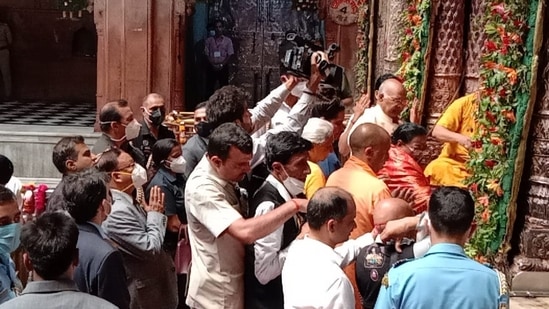 President Ram Nath Kovind paid obeisance at the famous Bankey Bihari temple in Vrindavan on June 27. The president will also interact with the residents of Krishna Kutir, a widows' home in Vrindavan, and have tea with them.(HT Photo/Hemant Chaturvedi)