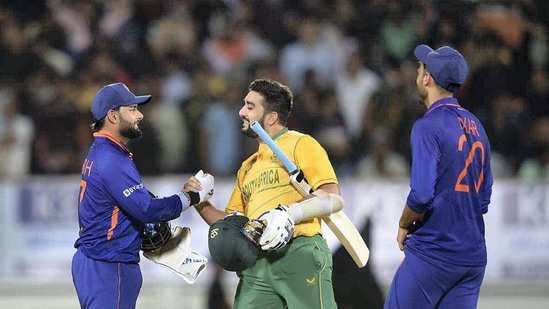 Tabraiz Shamsi with Rishabh Pant(PTI)