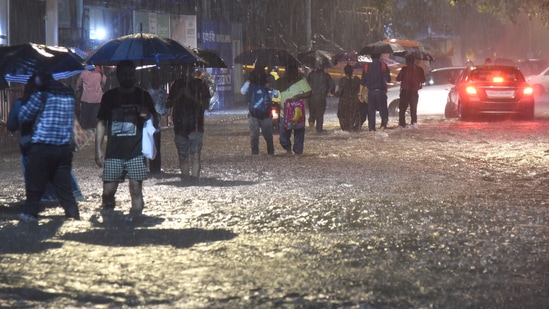 Mumbai on Thursday received its first heavy showers of the season. Waterlogging was witnessed in several low-lying areas due to the heavy downpour, civic officials said.(HT Photo)