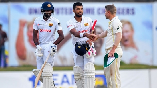 Dinesh Chandimal (c) and Ramesh Mendis (L) with David Warner(AFP)