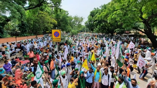 Hundreds of farmers from different states started reaching Delhi to participate in a 'mahapanchayat' called by the Samyukta Kisan Morcha (non-political) at Jantar Mantar on Monday. Security was beefed up at Delhi borders, including Singhu and Ghazipur, police said.(HT Photo/Amal KS)