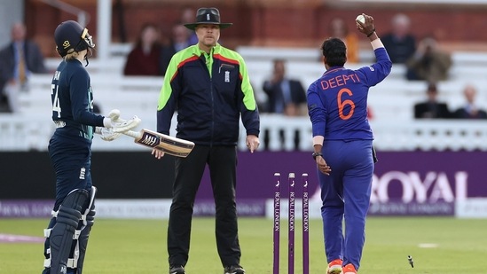 Deepti Sharma appeals to umpire after running out Charlie Dean