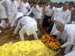 Rajasthan chief minister Ashok Gehlot pays his last respects to Mulayam Singh Yadav in Saifai.(PTI)
