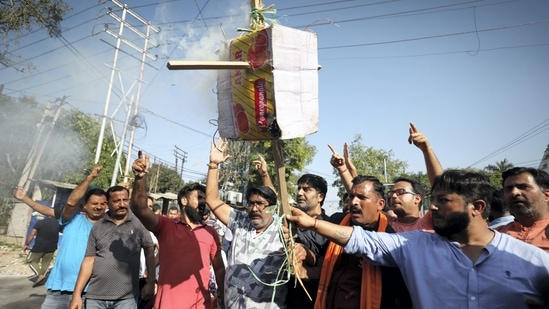 Members of the Rashtriya Bajrang Dal burn an effigy during a protest against the killing of Puran Krishan Bhat.(PTI)