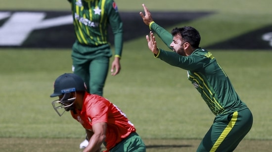 Pakistan's Shadab Khan appeals for the wicket of Bangladesh's Shakib Al Hasan(AP)