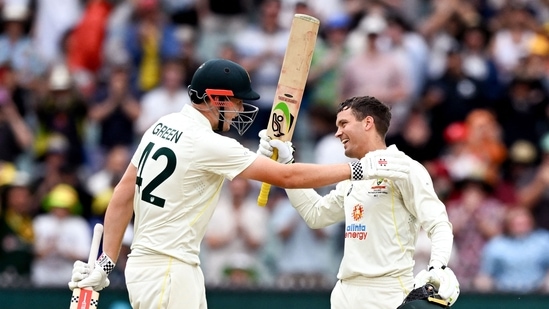 Australian batsman Alex Carey (R) celebrates scoring his century with teammate Cameron Green (L) on the third day of the second cricket Test match between Australia and South Africa at the MCG in Melbourne on December 28, 2022. (Photo by William WEST / AFP) / -- IMAGE RESTRICTED TO EDITORIAL USE - STRICTLY NO COMMERCIAL USE --(AFP)