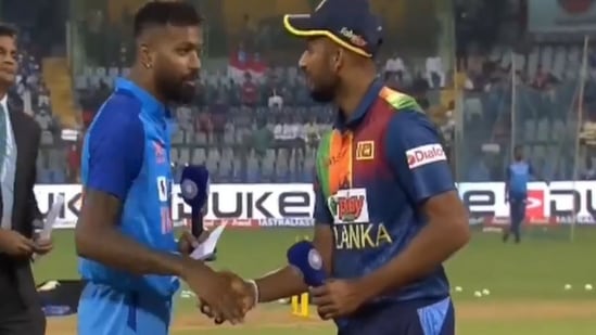 Hardik Pandya and Dasun Shanaka during toss.(Twitter)