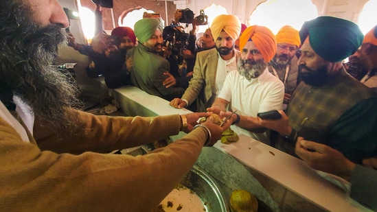 In this picture, Rahul Gandhi can be seen collecting 'prasad' at the Golden temple in Amritsar.(PTI)