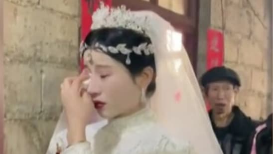 China forced marriage: A Chinese bride breaks down on her wedding day saying she doesn’t love future husband. (Baidu)
