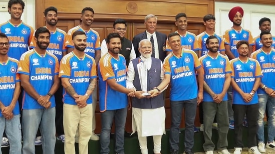 PM Modi posed for a photo with the Indian team, alongwith the World Cup trophy.(PTI)