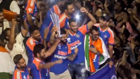 Virat Kohli and Rohit Sharma lift the trophy.(PTI)