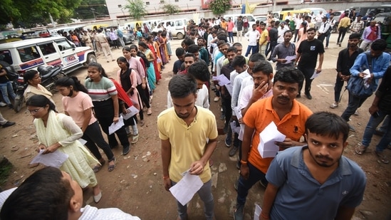 Candidates stand in a queue waiting for their turn to enter the exam hall in Patna to attempt the Bihar Police Constable exam.(Santosh Kumar)