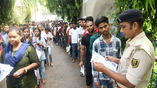 Officials check the admit cards of candidates who came to appear for Bihar Police Constable Exam in Patna.(Santosh Kumar)