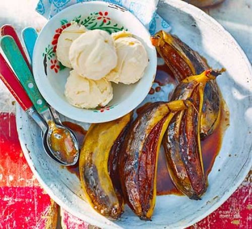 Barbecued bananas in rum sauce with ice cream