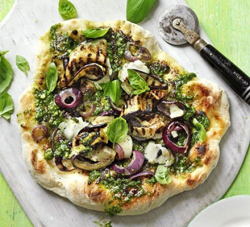 Pesto, aubergine and goat's cheese barbecued pizza