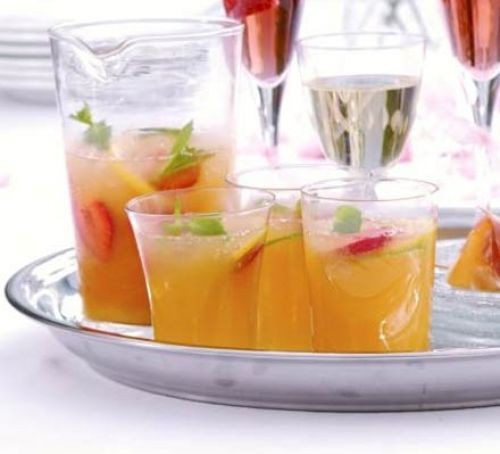 Punch on tray in glasses with fruit