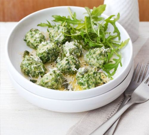 Spinach & ricotta gnocchi in a bowl with rocket salad