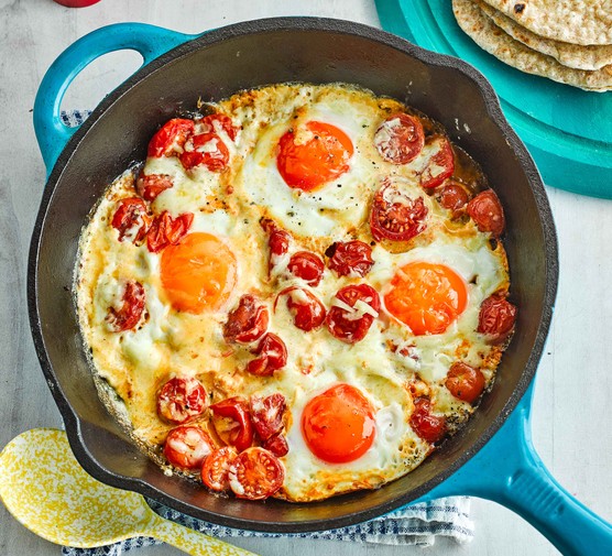 Eggs and tomatoes in a frying pan