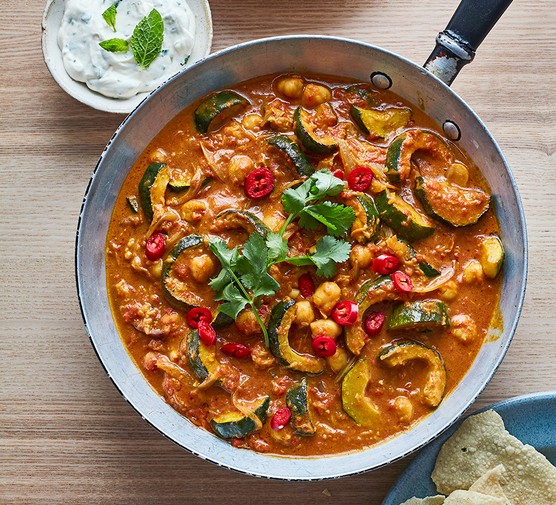 Courgette curry in a frying pan