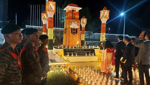 Kargil Diwas 2024: On the eve of 25th anniversary of Kargil Vijay Diwas, army personnel light candles and pay tribute to 545 martyrs of Kargil war at the Drass War Memorial during 'Shaurya Sandhya', 