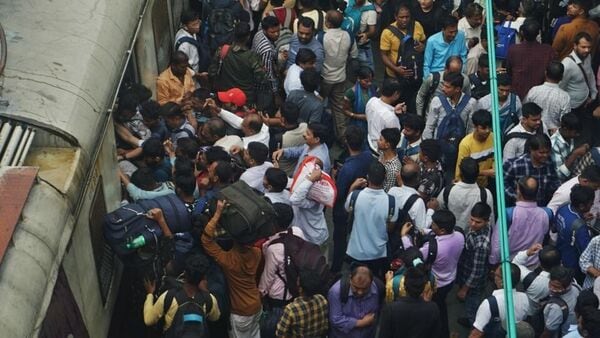 A rush of commuters at Thane station in Mumbai, India, ( Praful Gangurde / HT Photo )