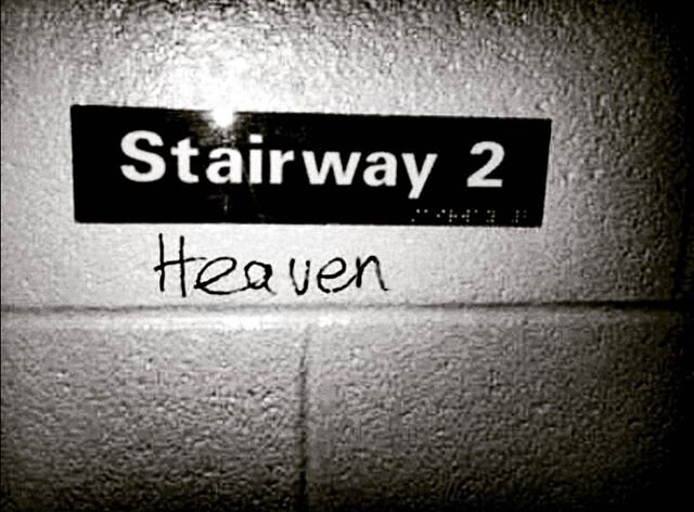 &laquo;There's a sign on the wall
But she wants to be sure...&raquo;
.
.
#dirtyworkseditorial #ledzeppelin #stairwaytoheaven #lavidapuedesermaravillosa #larealidaderaesto #itmakesmewonder #thetunewillcometoyouatlast