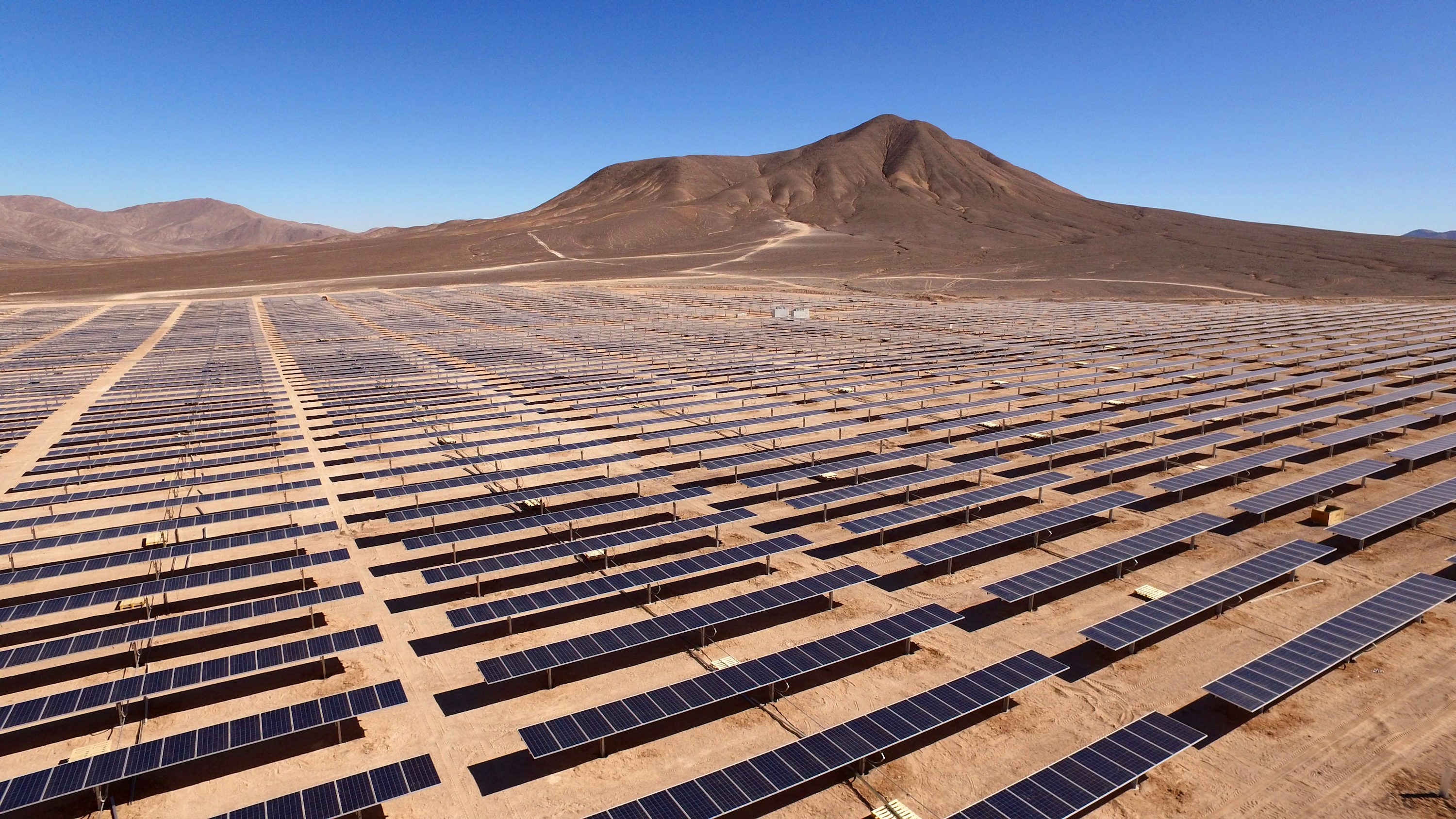 Fotografía de paisaje de paneles solares azules