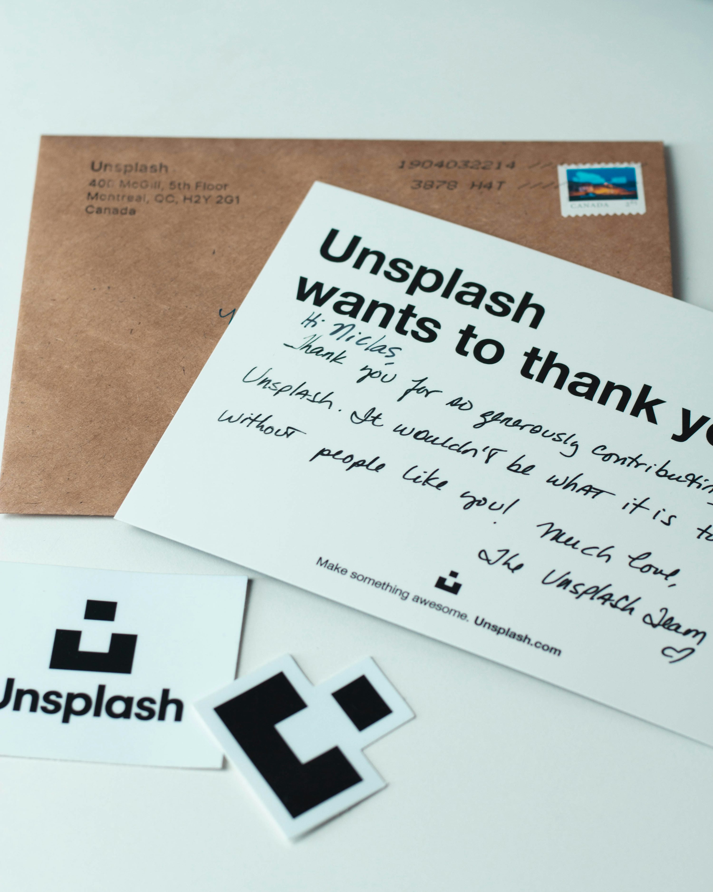 dos cartas marrones y blancas de Unsplash quiere agradecerte