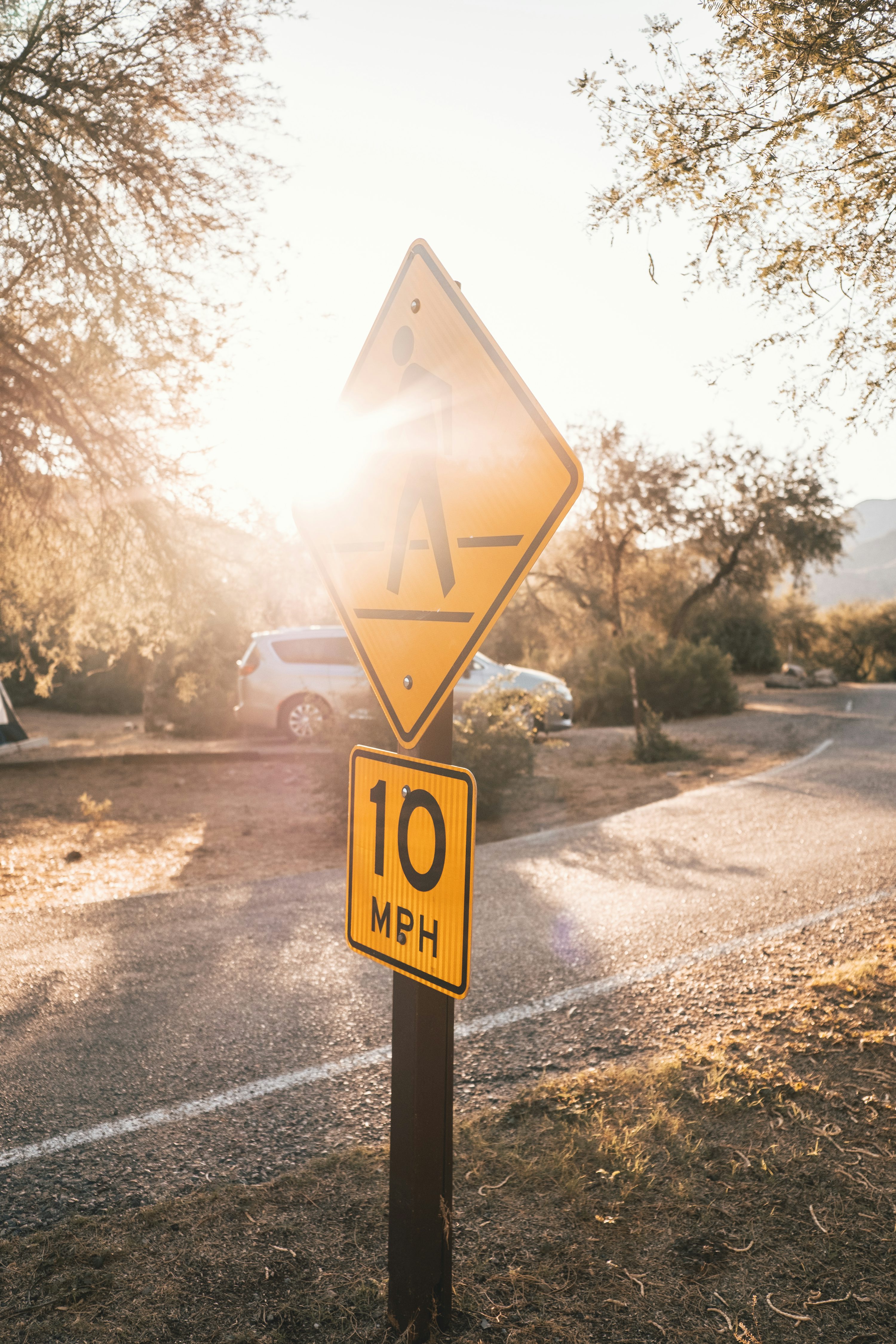 Un letrero amarillo al costado de una carretera