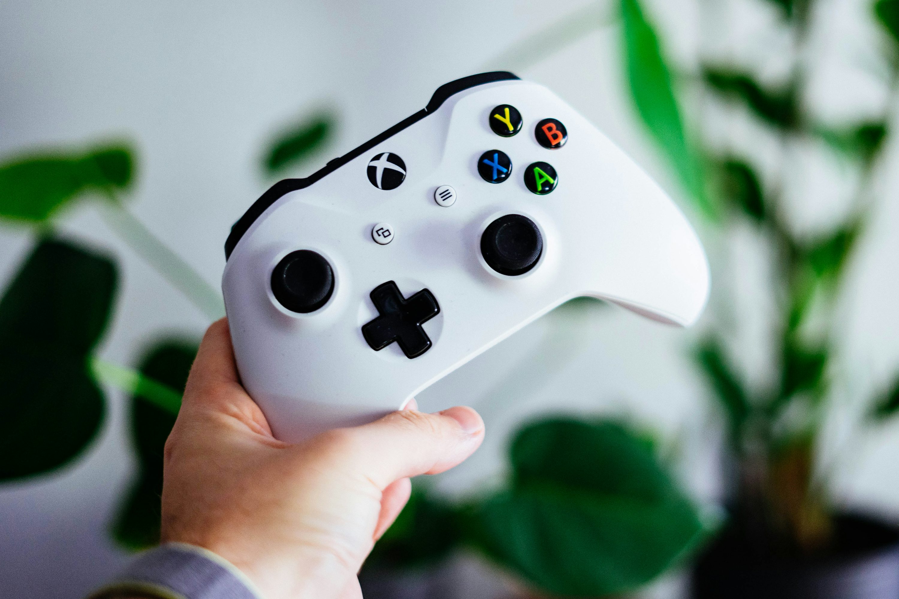 Commandes Xbox One S blanches et noires