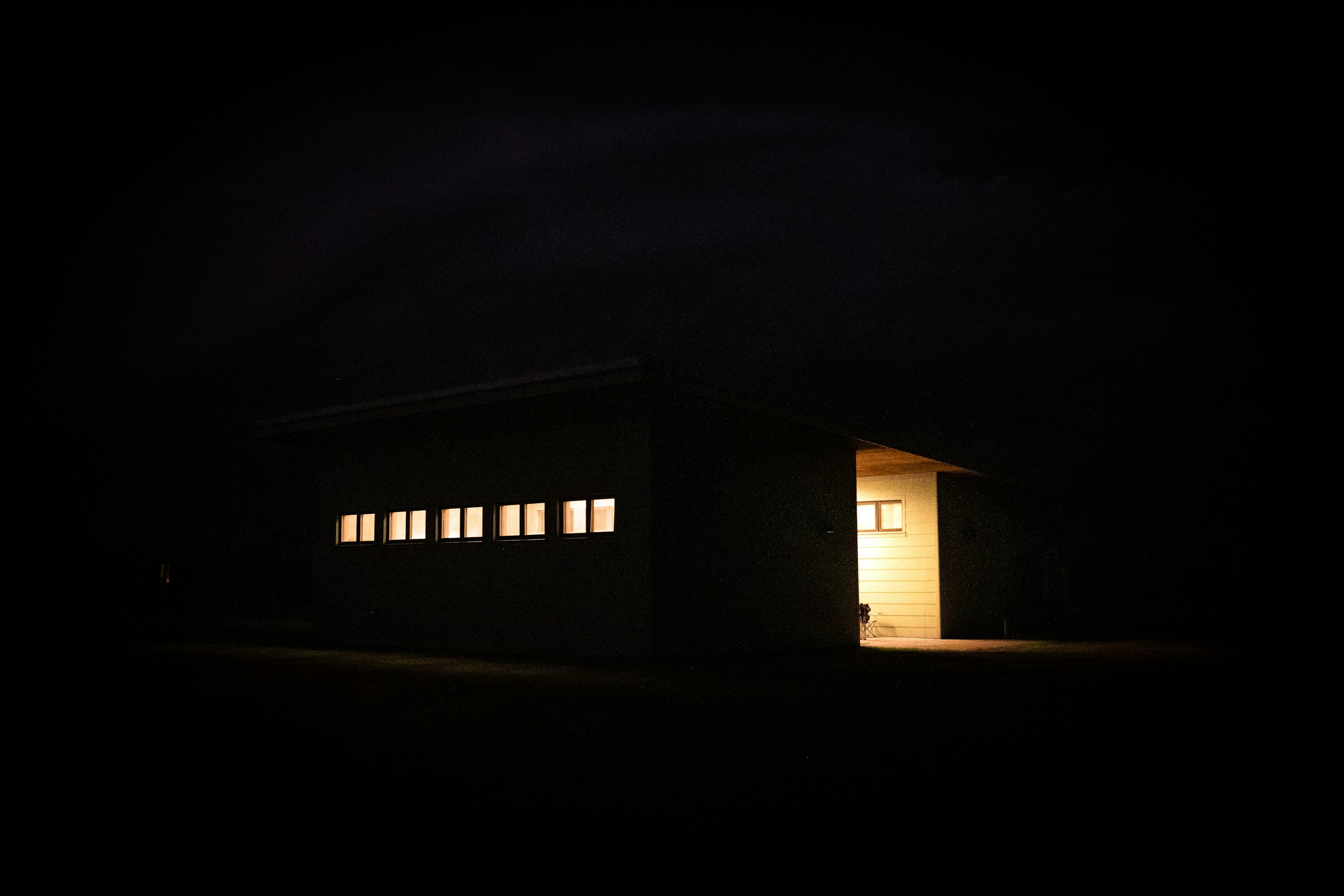 maison en bois blanc et brun pendant la nuit
