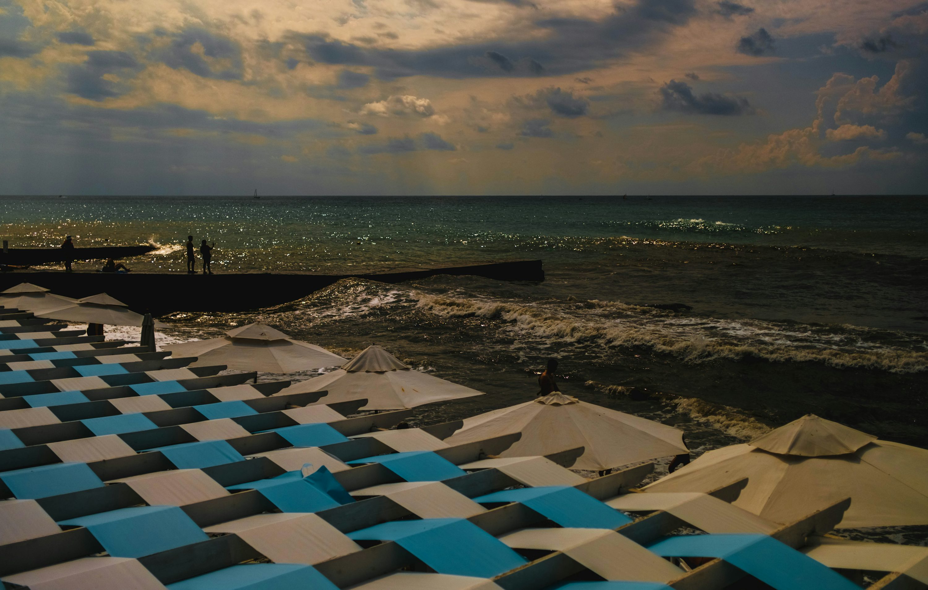 personnes sur la plage pendant la journée