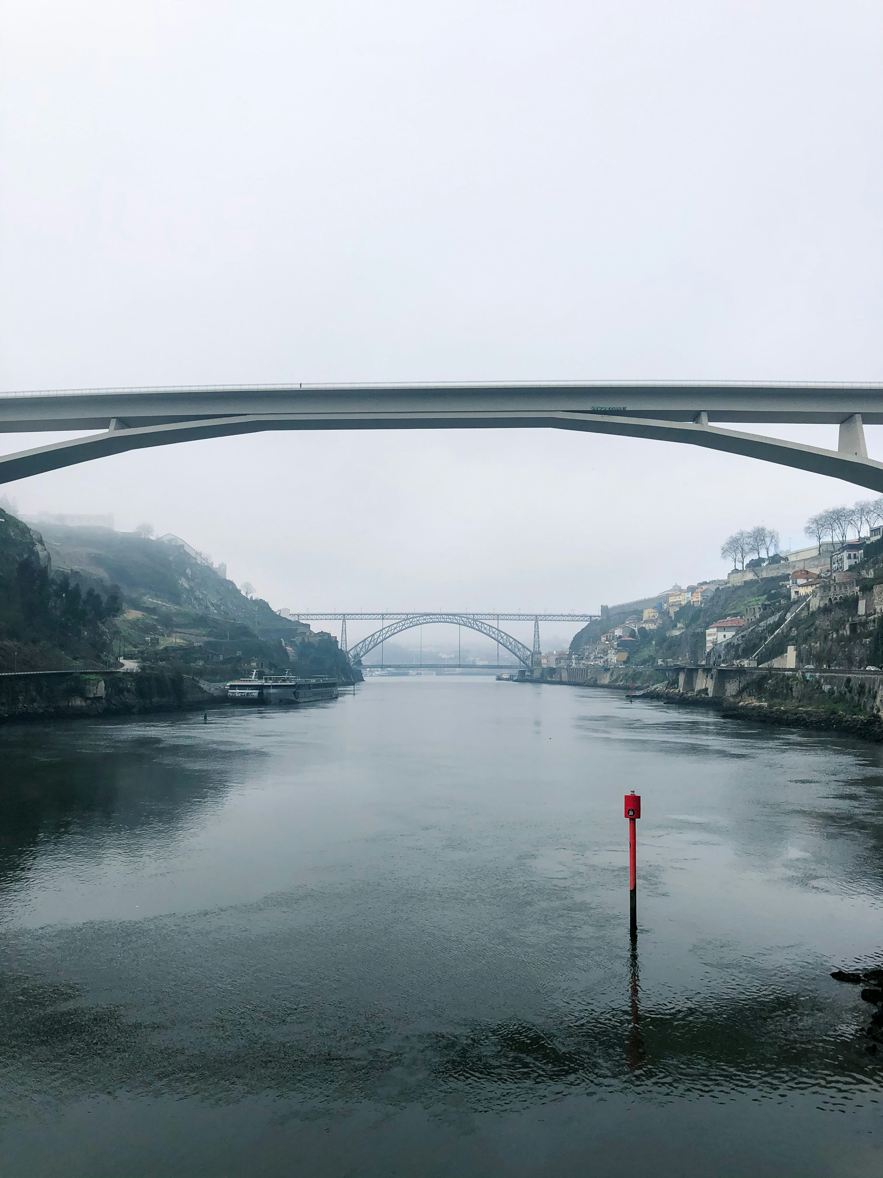Puente gris sobre el río durante el día