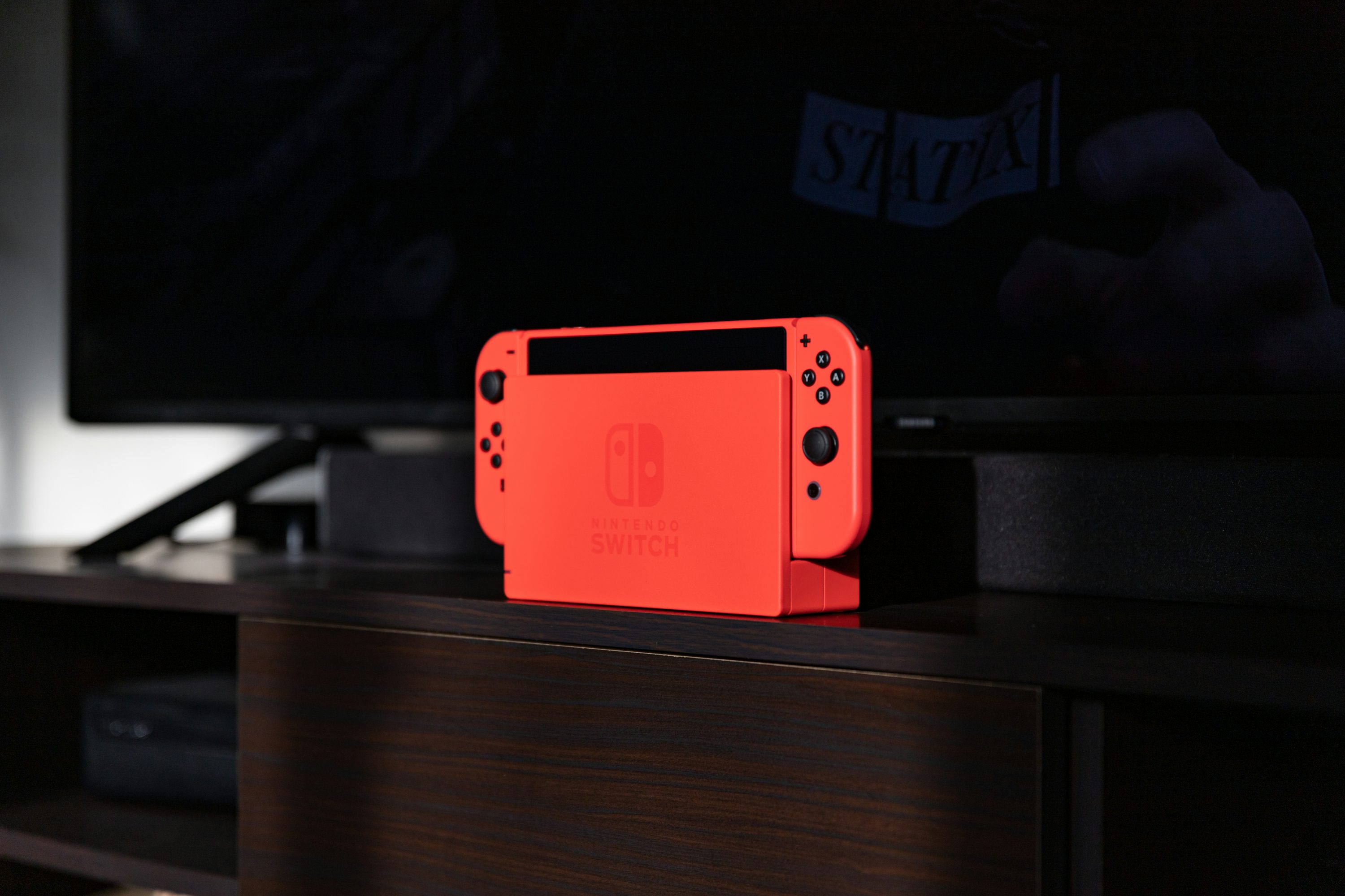 Roter Nintendo Switch auf braunem Holztisch