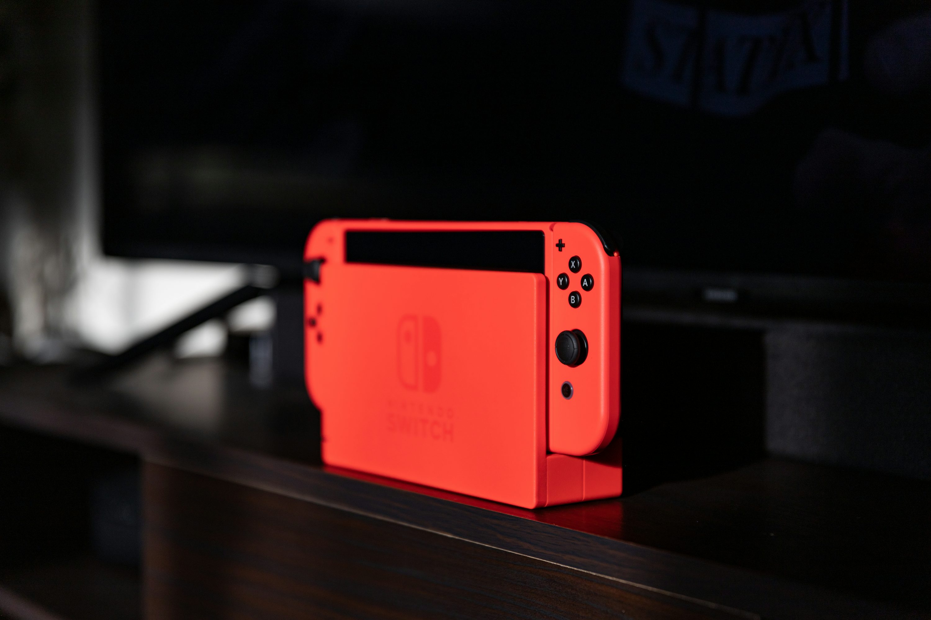Nintendo Switch rosso su tavolo nero